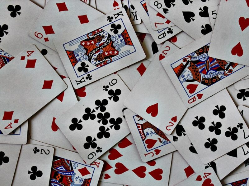 5 Useful Tips for Switching Between Online Slots and Live Table Games